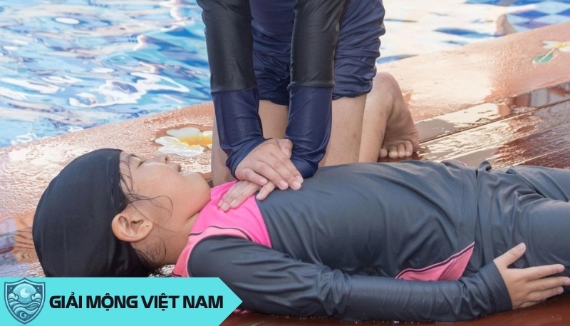 Nằm mơ thấy cứu người chết đuối đánh con gì?