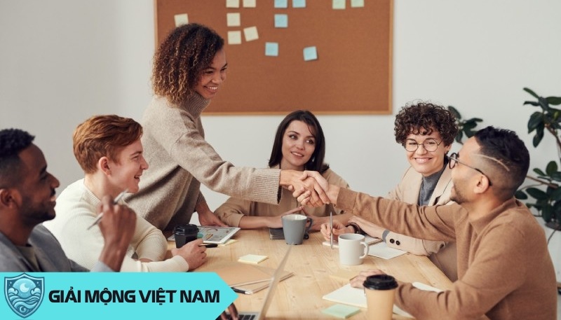 Nằm mơ thấy đám ma người lạ như ngọn lửa thanh tẩy, đốt cháy những mối quan hệ độc hại để tâm hồn được tự do.