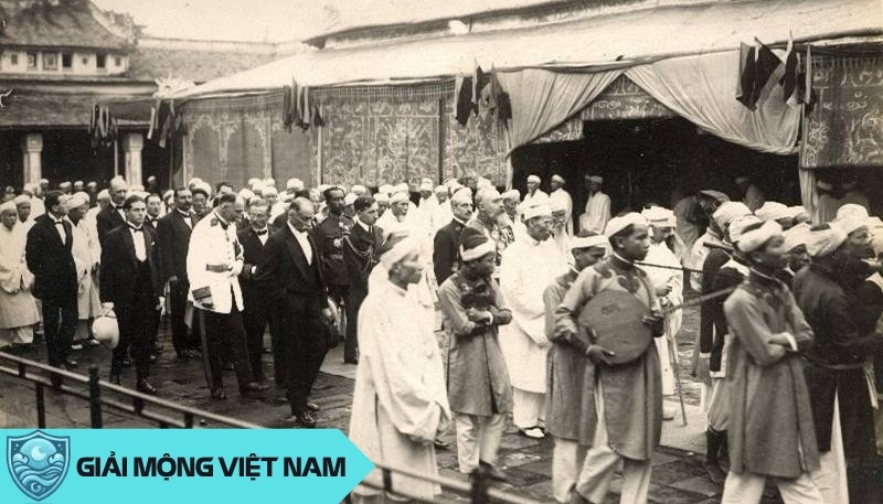 Tương lai có thể giống như một trang sách bị xé nửa, đầy mơ hồ và sự lo âu từ những dấu hiệu chưa rõ.