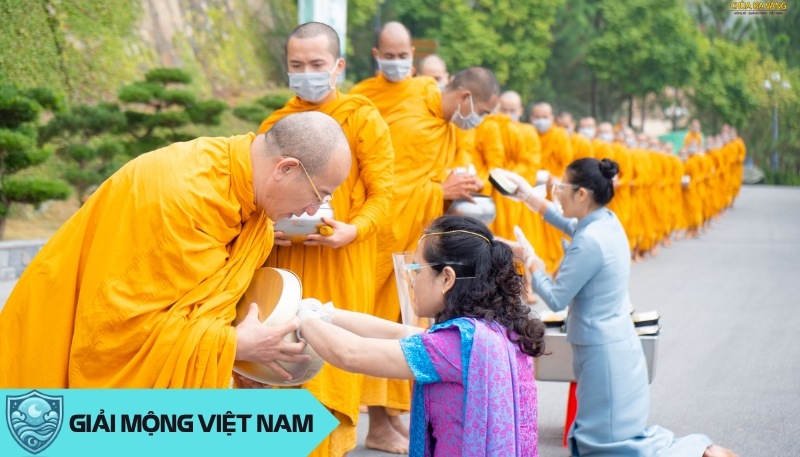 Khói hương nghi ngút như sợi dây vô hình, kết nối trái tim con cái với linh hồn mẹ, mang lại bình an cho cả hai thế giới.