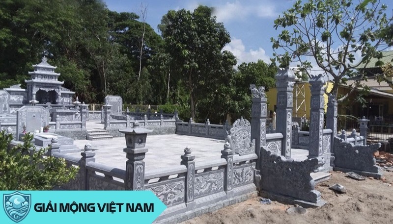 Nằm mơ thấy mồ mả như một cuộc cách mạng nội tâm, nơi những cấu trúc cũ kỹ của tâm hồn được phá bỏ để xây dựng một lâu đài cảm xúc mới mẻ và vững chãi hơn.