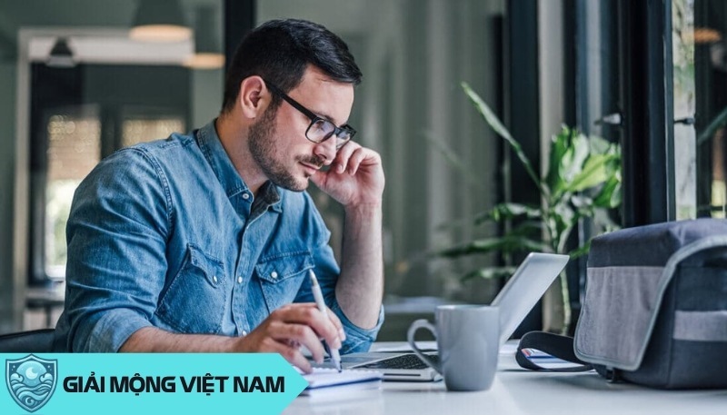 Giấc mơ này như một la bàn huyền bí, chỉ ra những bước ngoặt đầy cảm xúc trong hành trình sự nghiệp, dự đoán những thay đổi bất ngờ.