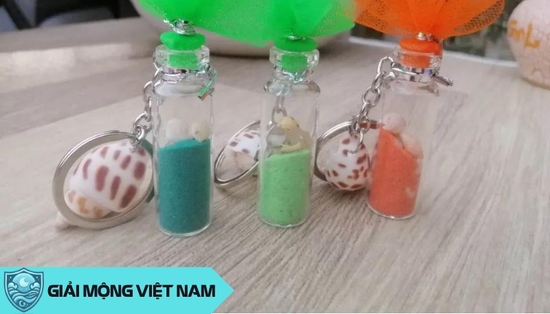 Đặt chai lọ thủy tinh tái chế chứa các yếu tố tự nhiên (đá, cát, lá khô)