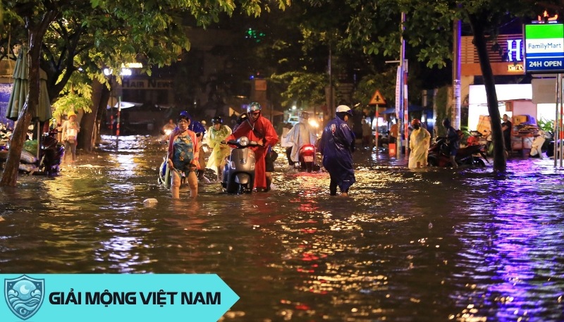 Nước ngập chân như xiềng xích vô hình, phản ánh cảm giác bất an và thiếu định hướng đang kìm hãm bước chân bạn trên con đường cuộc đời.