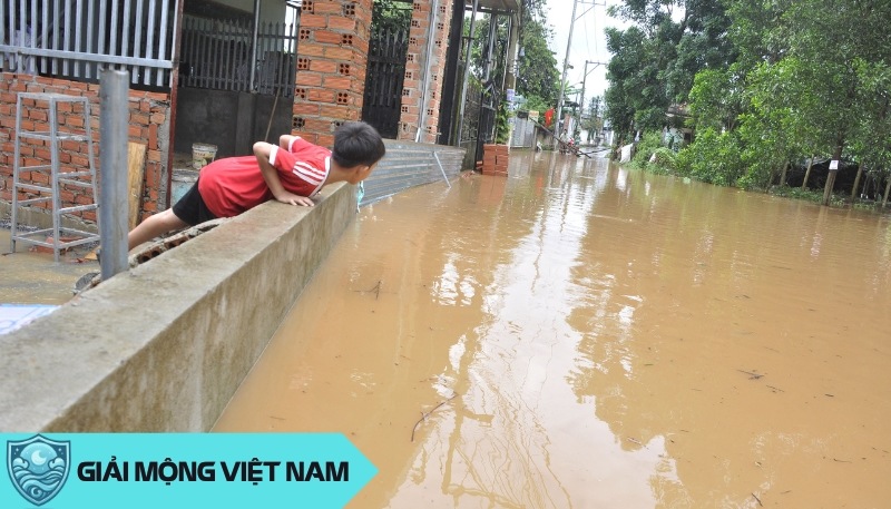 Đối mặt với ác mộng về nước tràn vào nhà như một chiến binh dũng cảm, bạn có thể vượt qua nỗi sợ hãi và tìm lại sự bình an trong tâm hồn.